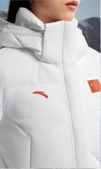 不仅音乐家们将目光齐刷刷投向了安踏品牌,就连名导张艺谋也在春晚