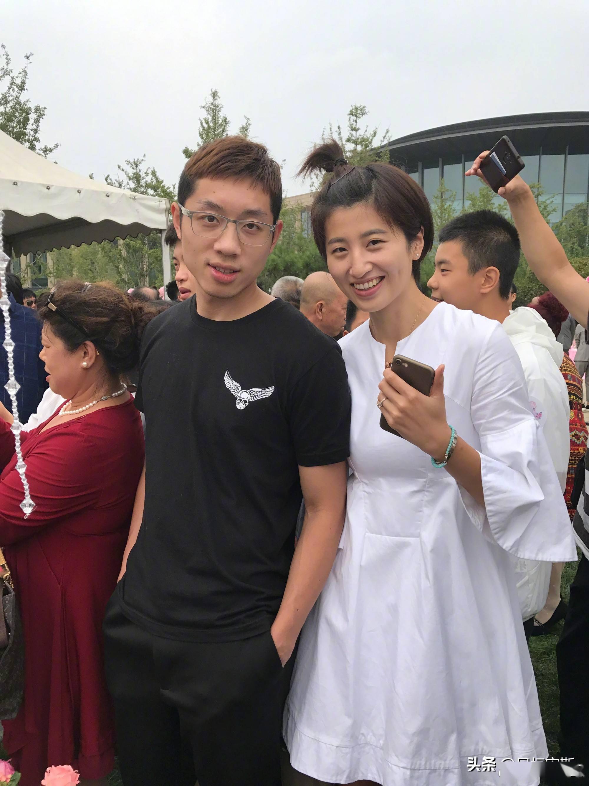 许昕携漂亮媳妇拜年手拿糖葫芦姚彦笑容甜美子女双全太幸福