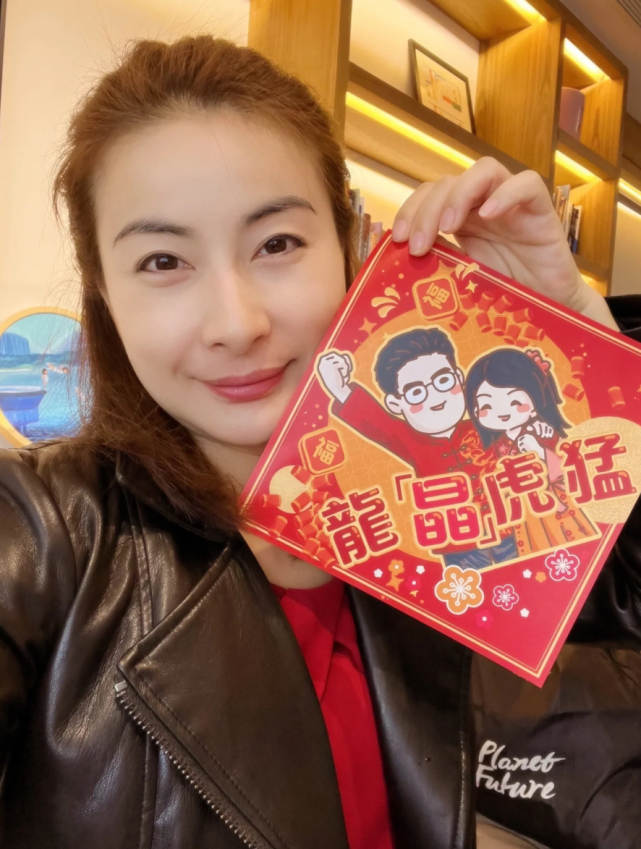 霍启刚郭晶晶合体送春节祝福开心晒手绘的一家五口温馨全家福