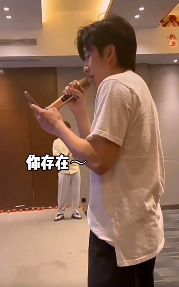 真变中国人了!林孝俊唱中文歌庆祝春节,很腼腆,队友推他上台休闲区蓝鸢梦想 - Www.slyday.coM 真变中国人了!林孝俊唱中文歌庆祝春节,很腼腆,队友推他上台休闲区蓝鸢梦想 - Www.slyday.coM