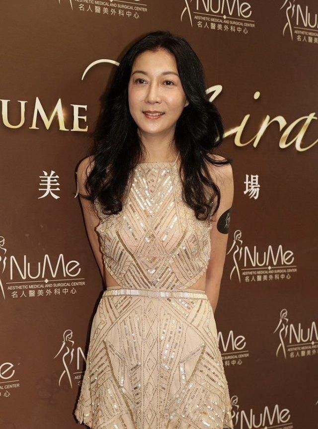 吴绮莉不受年龄影响,穿丝绒裙端庄优雅,173cm身材保持得真好__财经头
