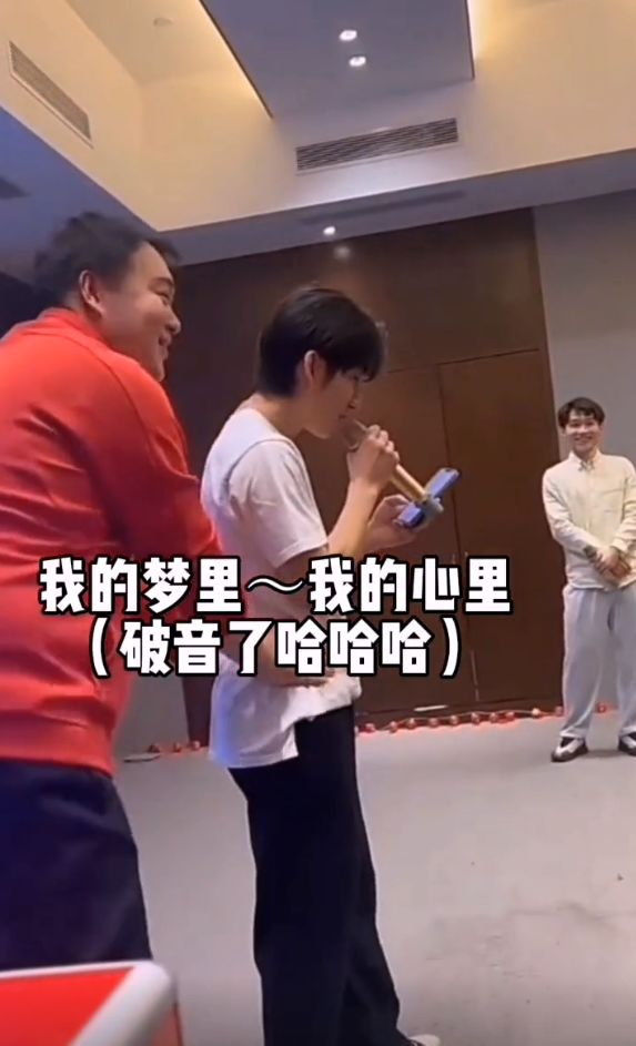 真变中国人了!林孝俊唱中文歌庆祝春节,很腼腆,队友推他上台休闲区蓝鸢梦想 - Www.slyday.coM 真变中国人了!林孝俊唱中文歌庆祝春节,很腼腆,队友推他上台休闲区蓝鸢梦想 - Www.slyday.coM