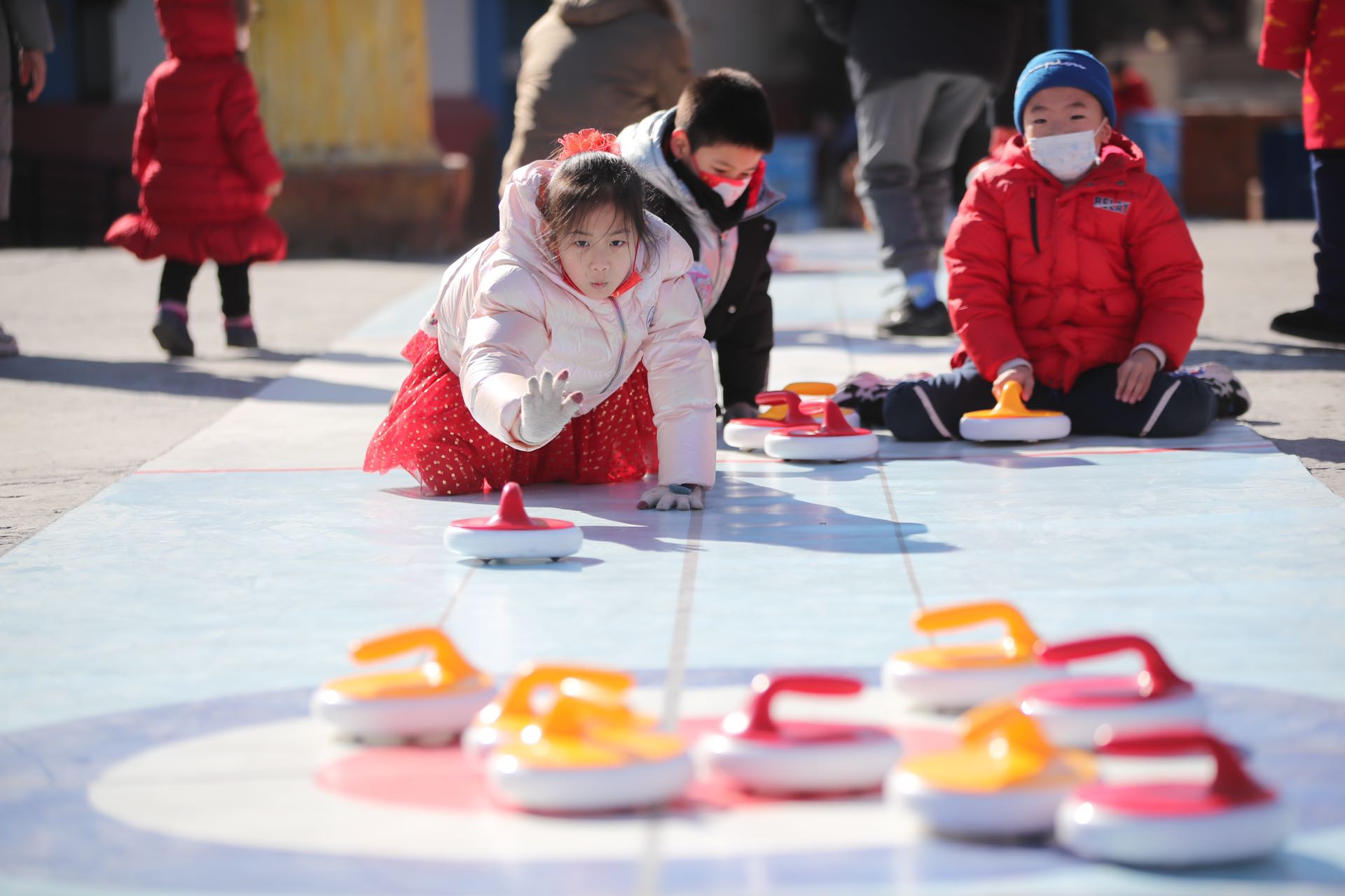 在北京欢乐谷过虎年春节游客可体验旱地冰壶