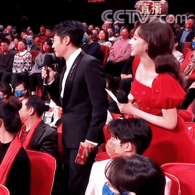 今年春晚女主持，长了一张女团脸？休闲区蓝鸢梦想 - Www.slyday.coM