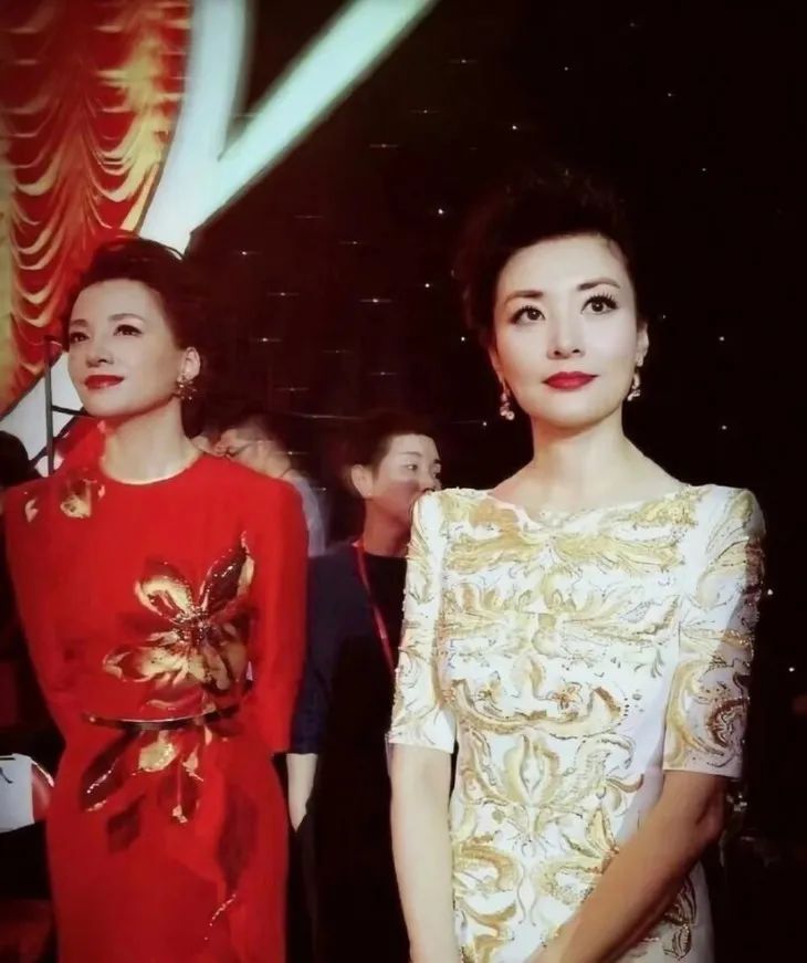 今年春晚女主持，长了一张女团脸？休闲区蓝鸢梦想 - Www.slyday.coM