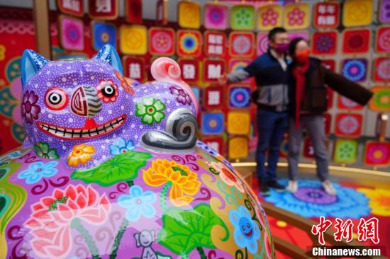 大年初一香港街头一派喜庆气氛休闲区蓝鸢梦想 - Www.slyday.coM