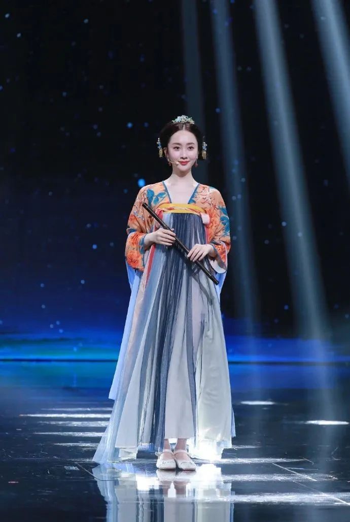 28岁的她主持春晚爆火，首次登台内情曝光：这次终于瞒不住了休闲区蓝鸢梦想 - Www.slyday.coM