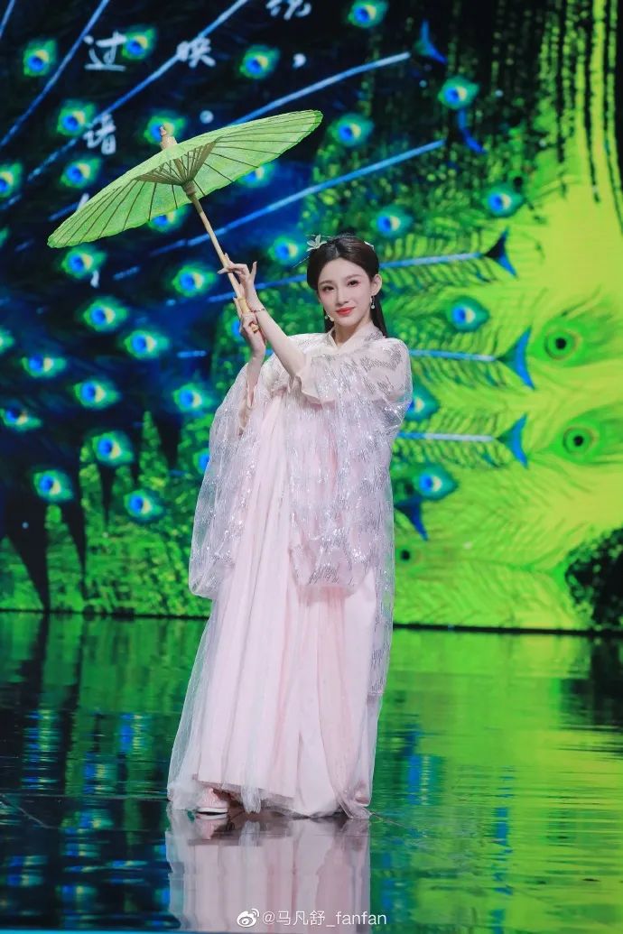 28岁的她主持春晚爆火，首次登台内情曝光：这次终于瞒不住了休闲区蓝鸢梦想 - Www.slyday.coM