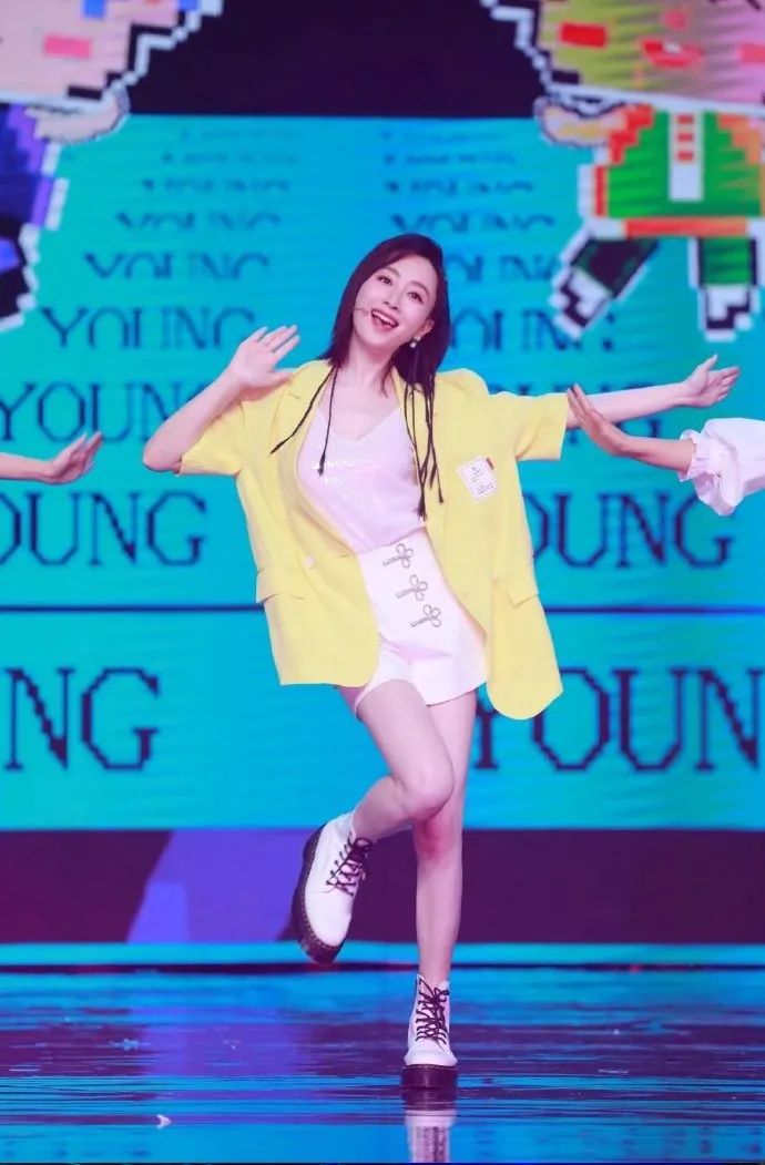 28岁的她主持春晚爆火，首次登台内情曝光：这次终于瞒不住了休闲区蓝鸢梦想 - Www.slyday.coM