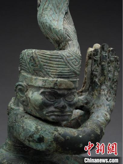 三星堆出土青铜扭头跪坐人像。四川省文物考古研究院供图
