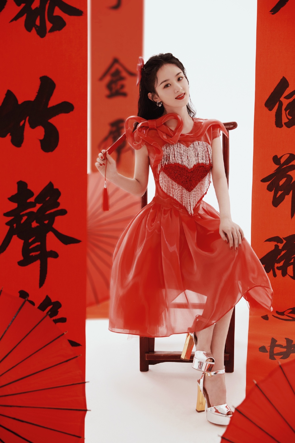 赵丽颖除夕夜舞台造型释出着红色爱心纱裙可爱俏皮