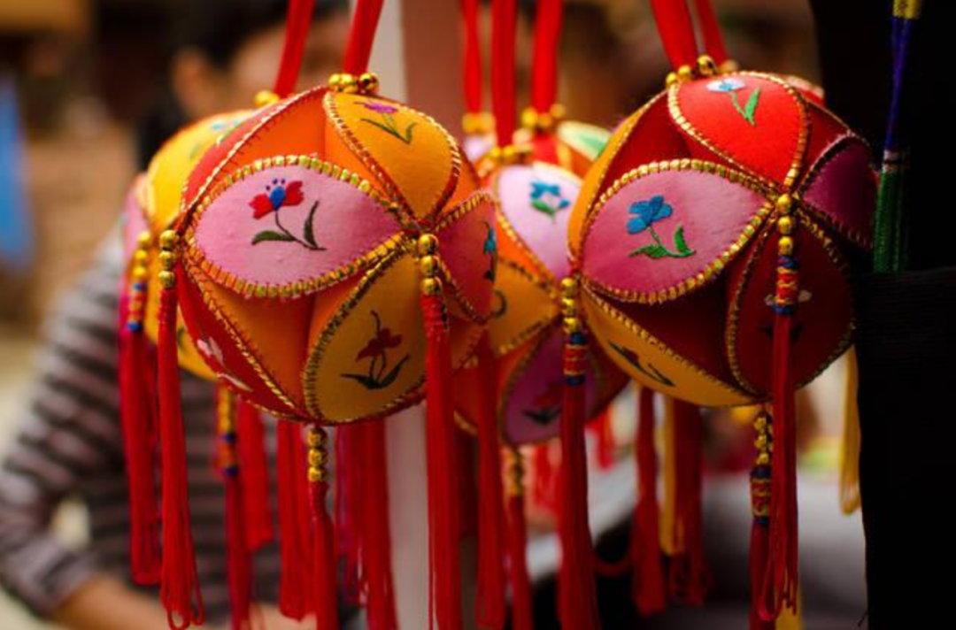 从初一到十五,这地方的人都在忙着抛绣球|广西_新浪新闻