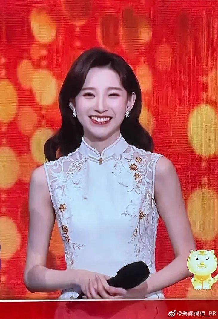 今年春晚女主持，长了一张女团脸？休闲区蓝鸢梦想 - Www.slyday.coM