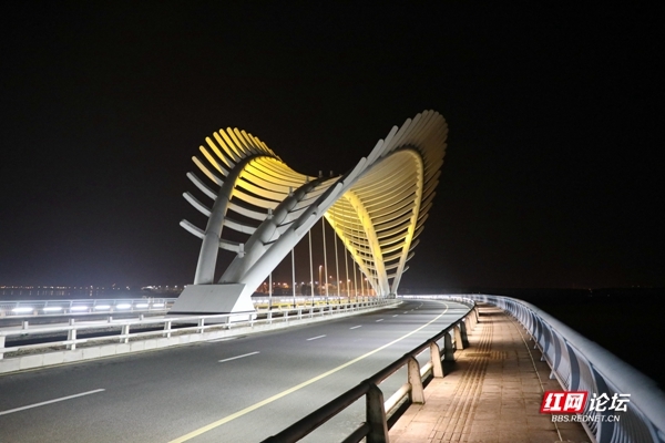 【每日一图】除夕之夜，常德龙头拱桥静谧绝美休闲区蓝鸢梦想 - Www.slyday.coM