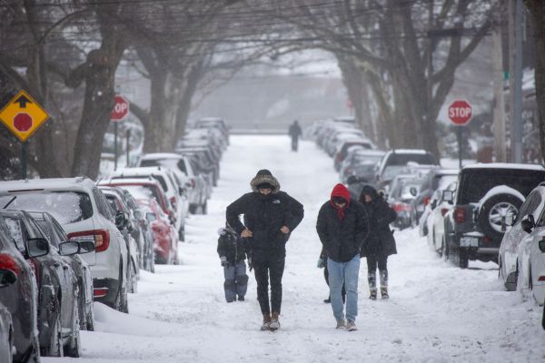 1月29日，美国纽约居民走在积雪的路上。新华社发