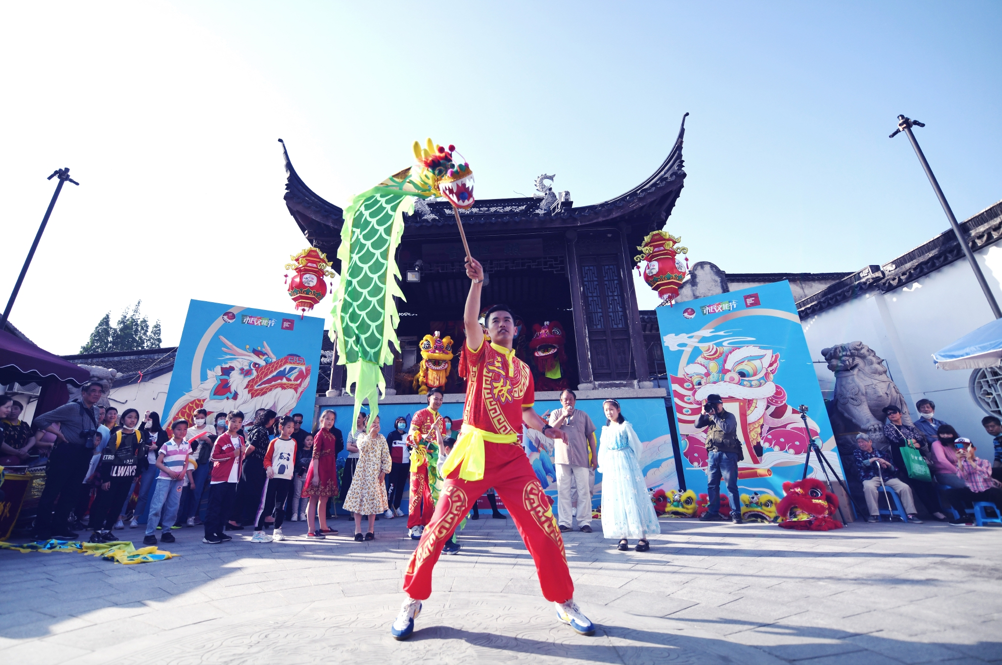 上海的海三林舞龙消防兵到舞龙队长90后诠释龙狮精神