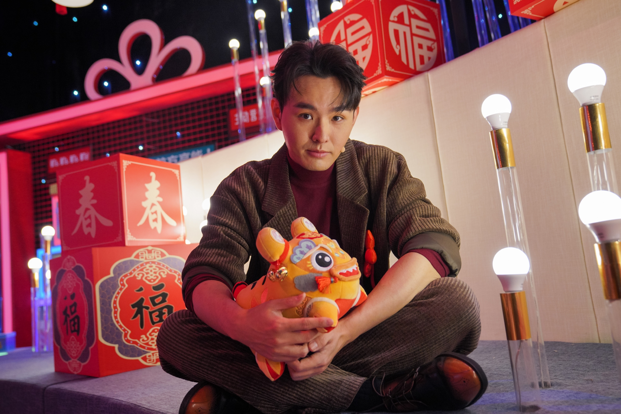 央视春晚魔术师邓男子回应：《迎春纳福》没有托|魔方|魔术师|刘涛_新浪新闻