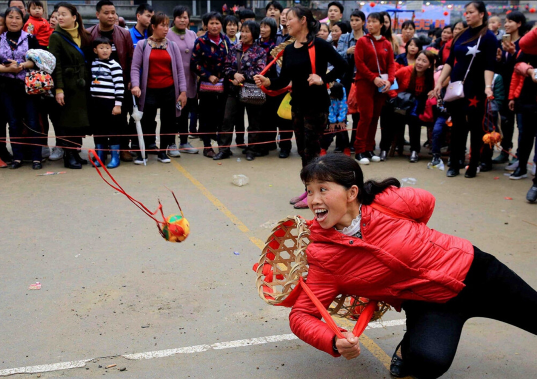无论是投圈还是对抛,绣球的玩法都给人一种操作投掷型武器的感觉.