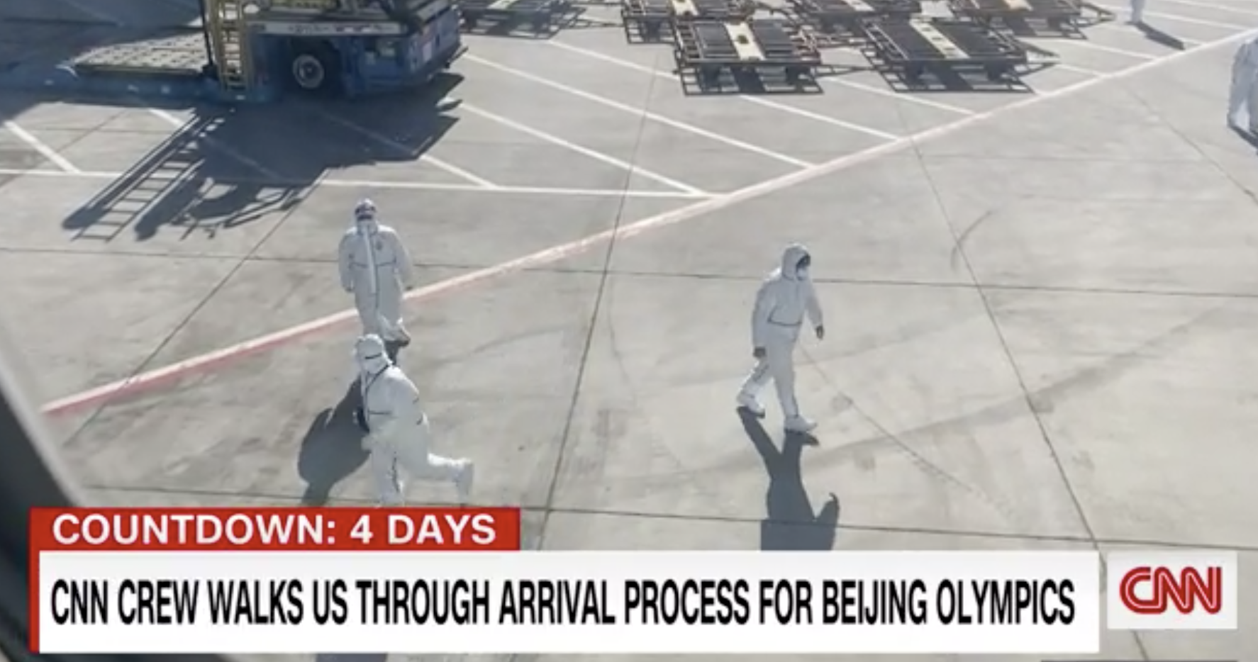 CNN��������Ĵӷɻ����Ƶ꾭��һϵ�з��ߵľ�����ͼΪ������Ա��ͣ��ƺ�ȴ�Ϊ����������������ͬ��