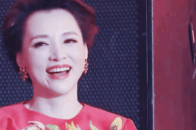 今年春晚女主持，长了一张女团脸？休闲区蓝鸢梦想 - Www.slyday.coM