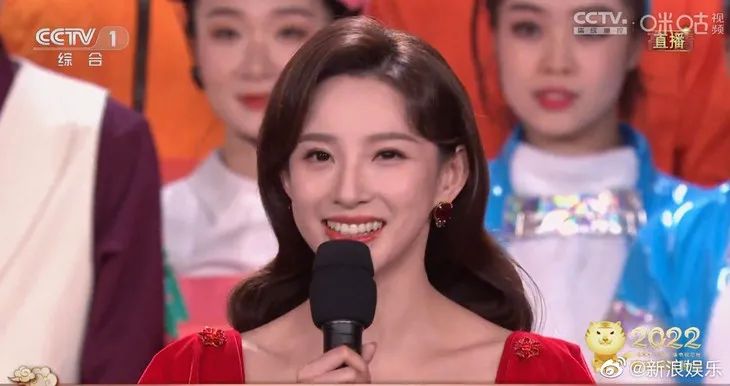 今年春晚女主持，长了一张女团脸？休闲区蓝鸢梦想 - Www.slyday.coM