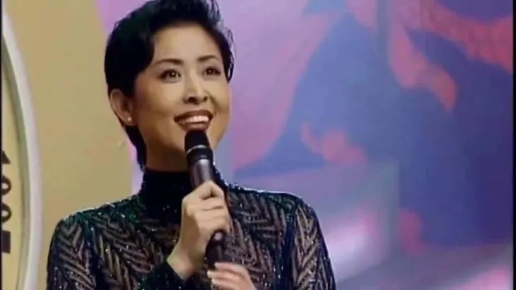 今年春晚女主持，长了一张女团脸？休闲区蓝鸢梦想 - Www.slyday.coM