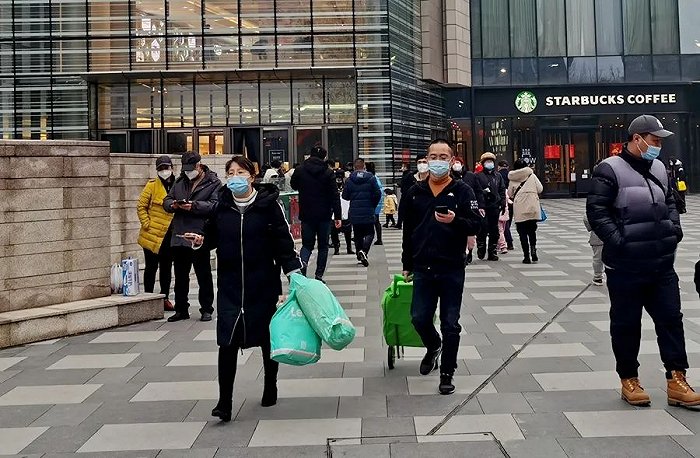 沣东新城街头年味儿浓群众喜迎新春