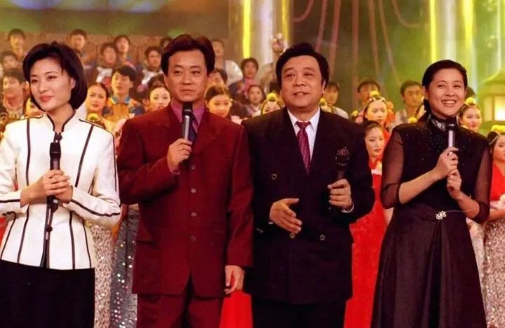 今年春晚女主持，长了一张女团脸？休闲区蓝鸢梦想 - Www.slyday.coM