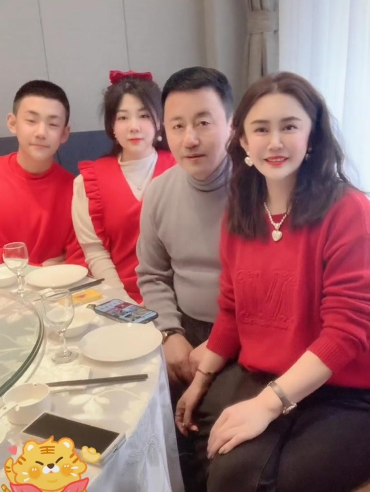 "王长贵"晒一家人拜年视频 妻子儿女穿红衣喜庆十足|王长贵|演员|乡村