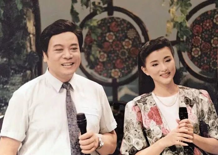 今年春晚女主持，长了一张女团脸？休闲区蓝鸢梦想 - Www.slyday.coM