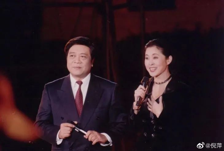 今年春晚女主持，长了一张女团脸？休闲区蓝鸢梦想 - Www.slyday.coM