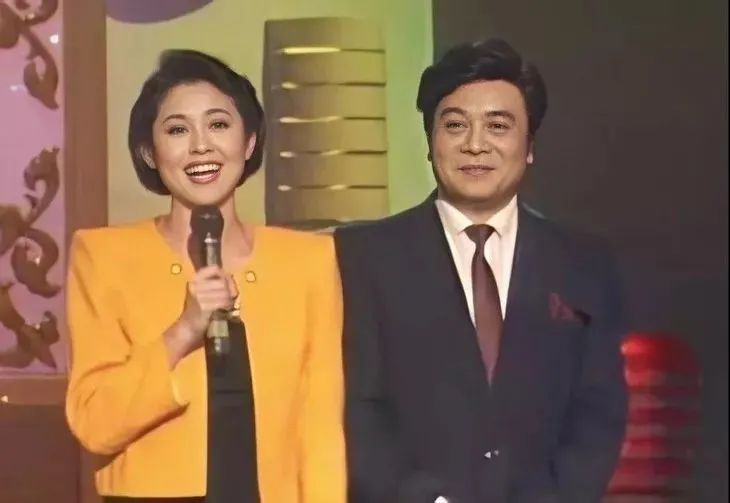 今年春晚女主持，长了一张女团脸？休闲区蓝鸢梦想 - Www.slyday.coM