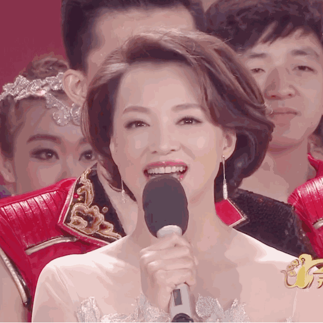今年春晚女主持，长了一张女团脸？休闲区蓝鸢梦想 - Www.slyday.coM