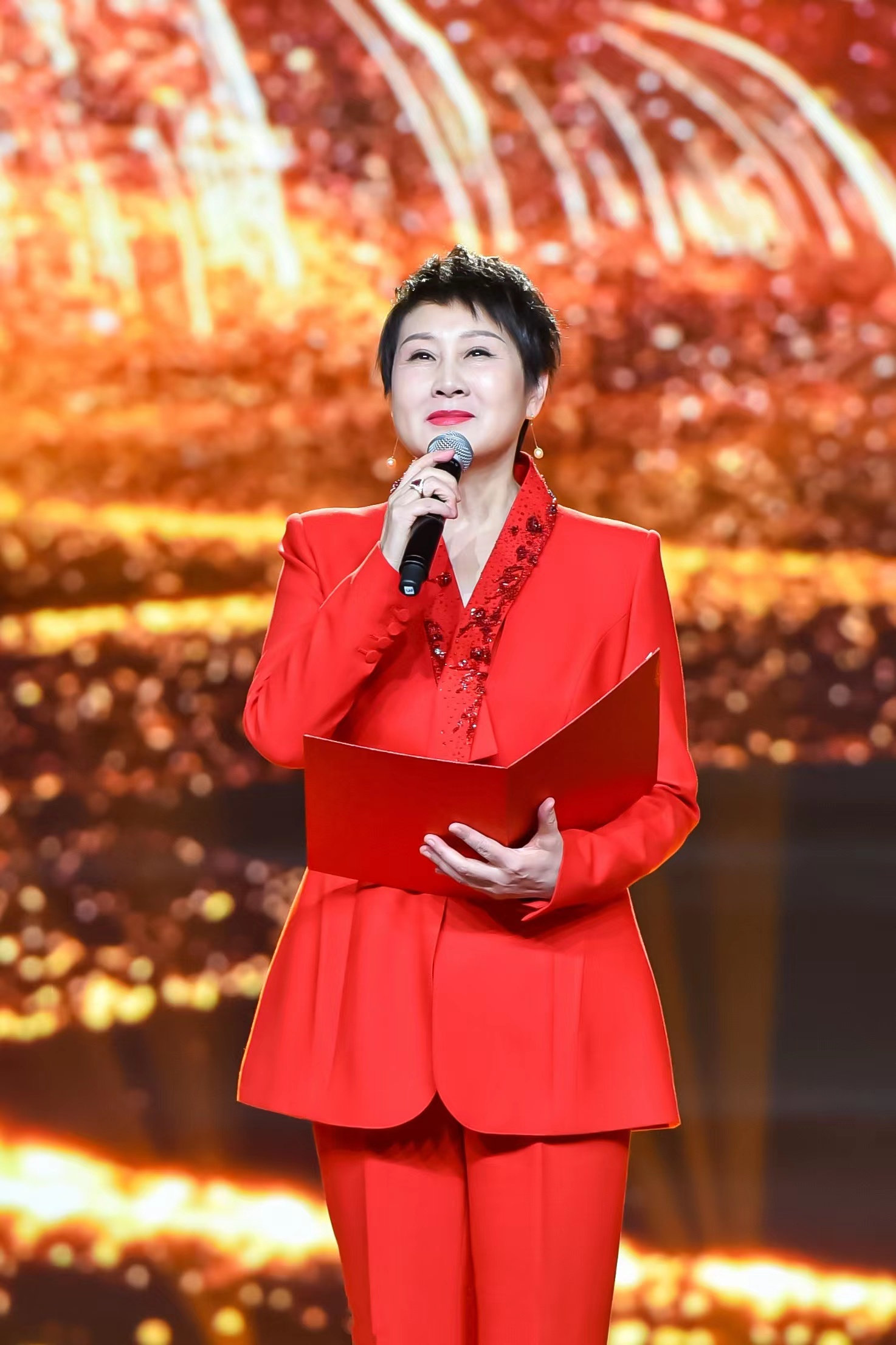 百花迎春女星造型吸睛 主持人朱迅端庄大气 张凯丽知性优雅|女星|朱迅