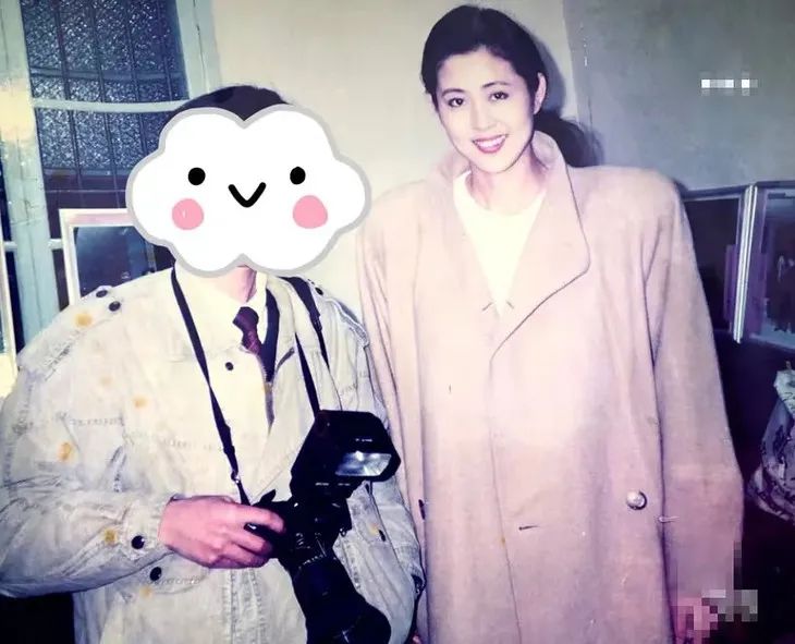 今年春晚女主持，长了一张女团脸？休闲区蓝鸢梦想 - Www.slyday.coM