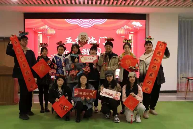 华东师大香港学生唐靖岚的别样春节：导师家吃大餐、“连麦”家人看春晚休闲区蓝鸢梦想 - Www.slyday.coM