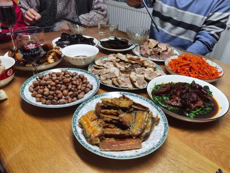 华东师大香港学生唐靖岚的别样春节：导师家吃大餐、“连麦”家人看春晚休闲区蓝鸢梦想 - Www.slyday.coM