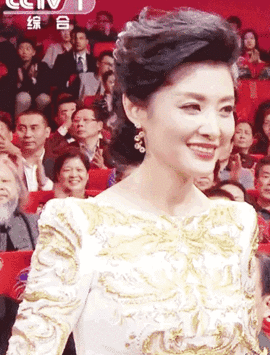 今年春晚女主持，长了一张女团脸？休闲区蓝鸢梦想 - Www.slyday.coM