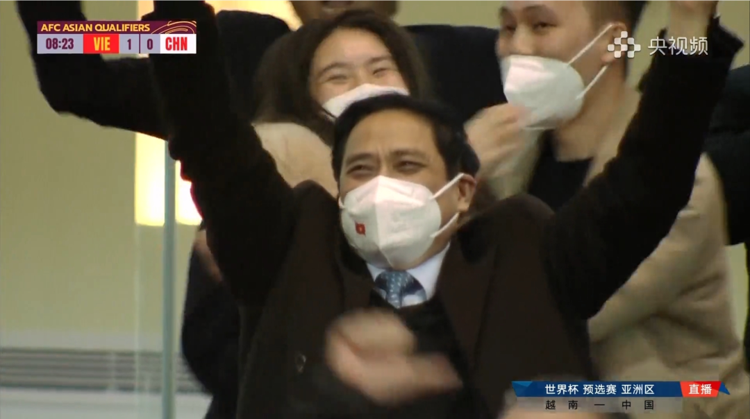 看台上越南总理范明政为越南队进球欢呼