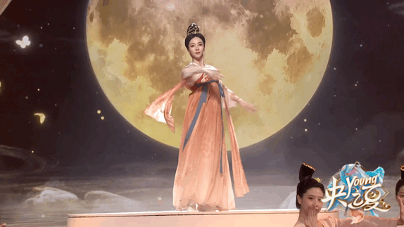 28岁的她主持春晚爆火，首次登台内情曝光：这次终于瞒不住了休闲区蓝鸢梦想 - Www.slyday.coM