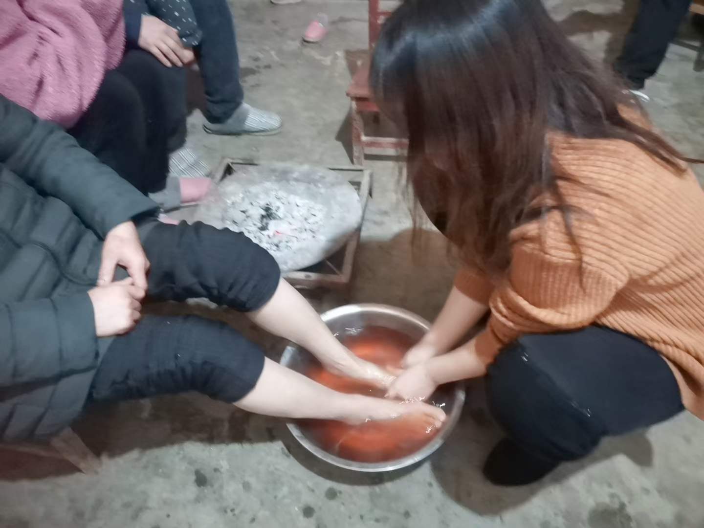 大年初二给父母洗脚,女孩说:活了30年,第一次给爸妈洗脚!休闲区蓝鸢梦想 - Www.slyday.coM 大年初二给父母洗脚,女孩说:活了30年,第一次给爸妈洗脚!休闲区蓝鸢梦想 - Www.slyday.coM