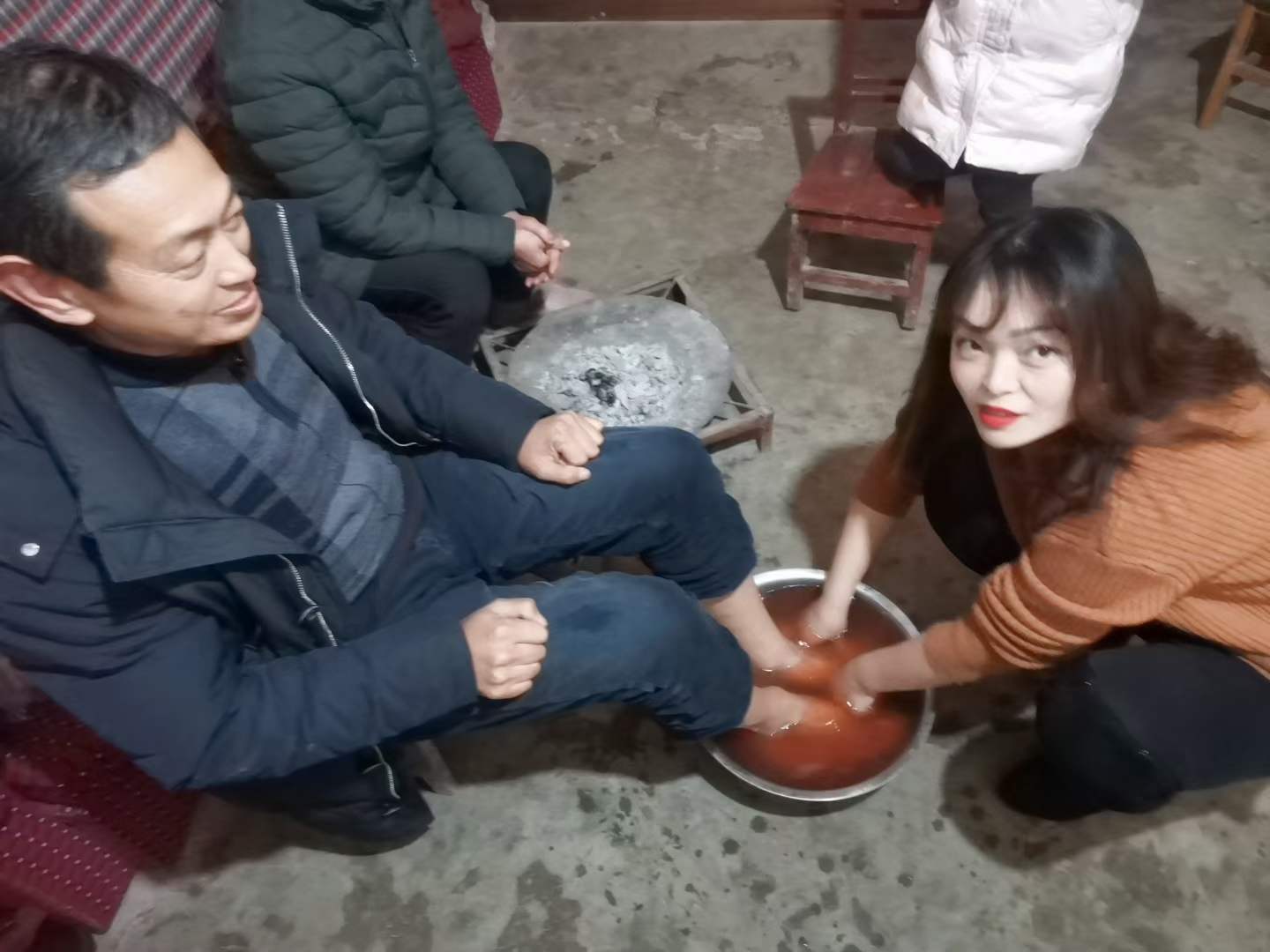 大年初二给父母洗脚,女孩说:活了30年,第一次给爸妈洗脚!休闲区蓝鸢梦想 - Www.slyday.coM 大年初二给父母洗脚,女孩说:活了30年,第一次给爸妈洗脚!休闲区蓝鸢梦想 - Www.slyday.coM