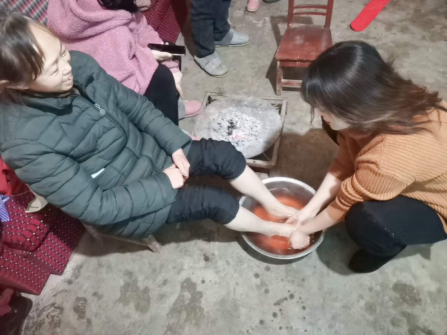 大年初二给父母洗脚,女孩说:活了30年,第一次给爸妈洗脚!休闲区蓝鸢梦想 - Www.slyday.coM 大年初二给父母洗脚,女孩说:活了30年,第一次给爸妈洗脚!休闲区蓝鸢梦想 - Www.slyday.coM