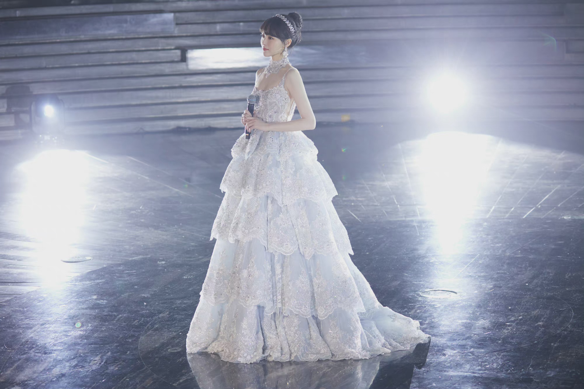 唐嫣昨日东方卫视春晚造型清丽优雅婉约大方