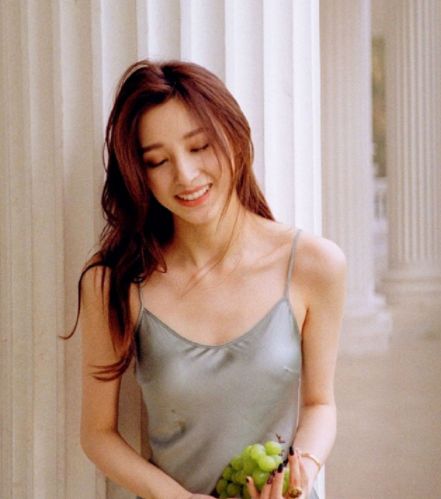 天下足球主播春晚首秀太完美,人美腿长比小撒还高|央视|马凡舒|天下