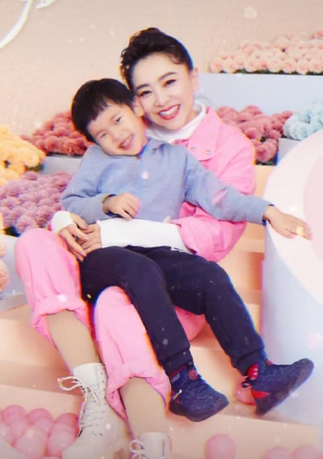 月亮姐姐罕晒4岁儿子二人同框似姐弟儿子和老公越来越像