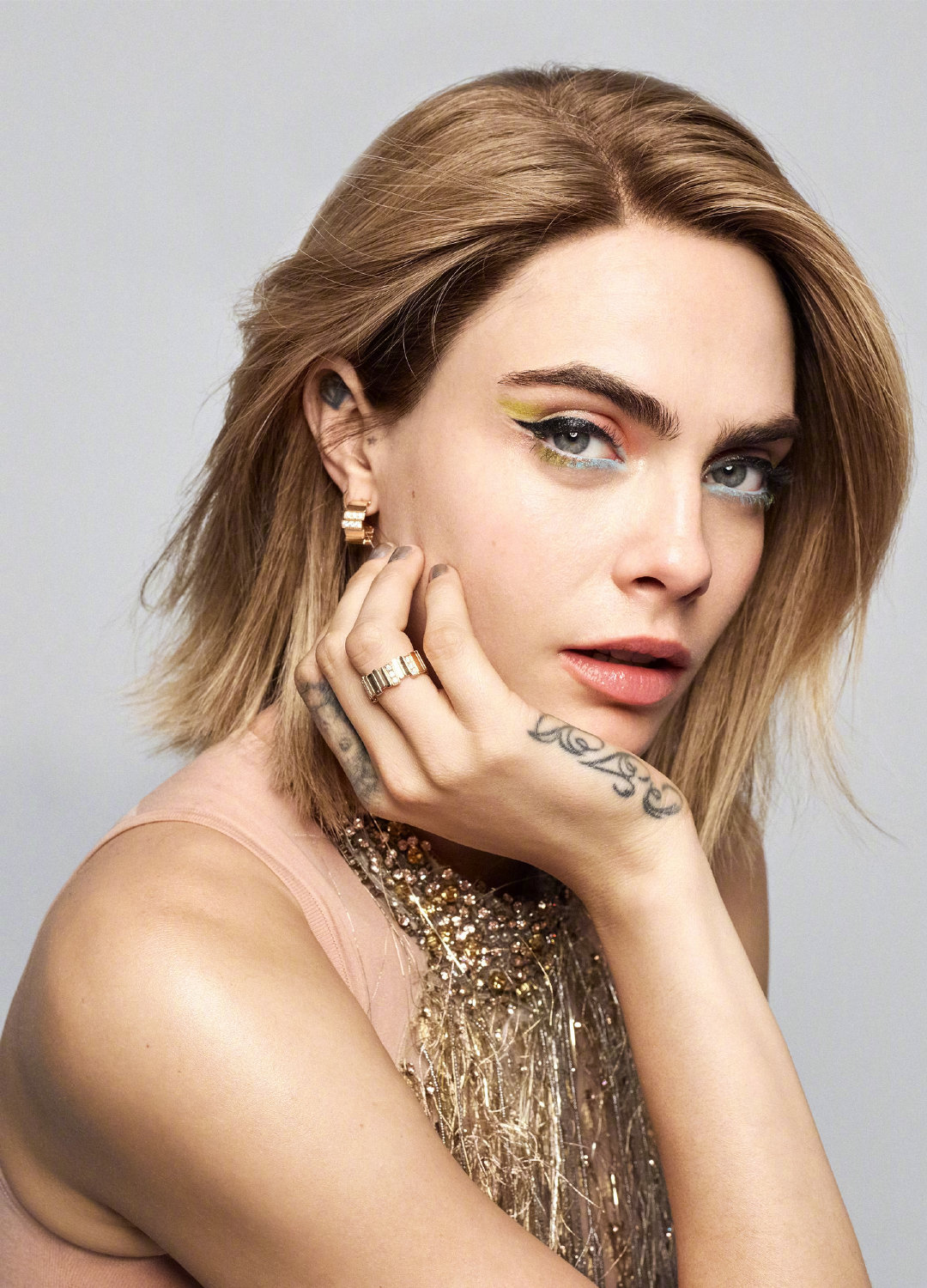 卡抽cara delevingne登上《harpers bazaar》|cara delevingne