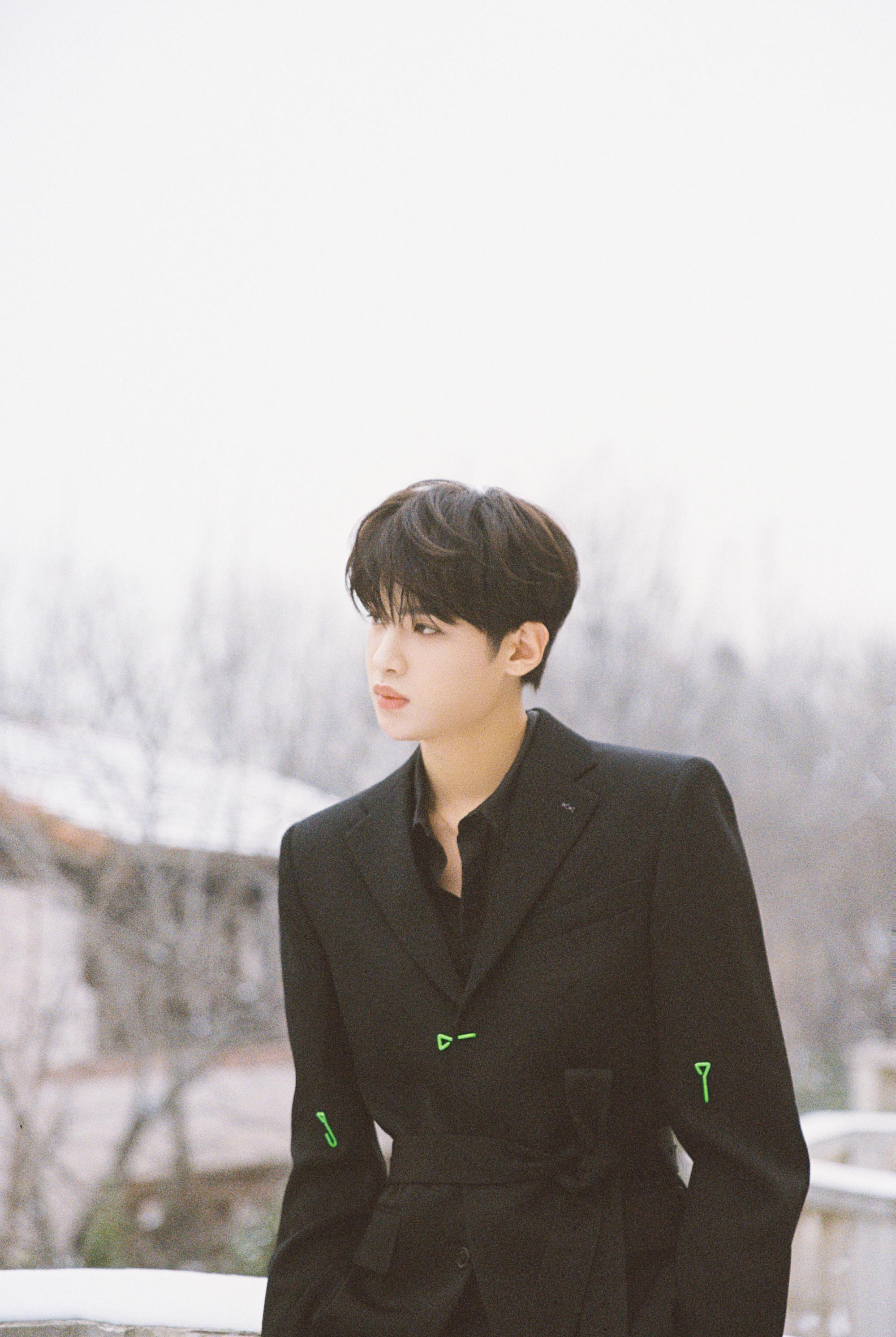 黄明昊网络视听年度盛典造型图黑色西装又酷又拽氛围感十足