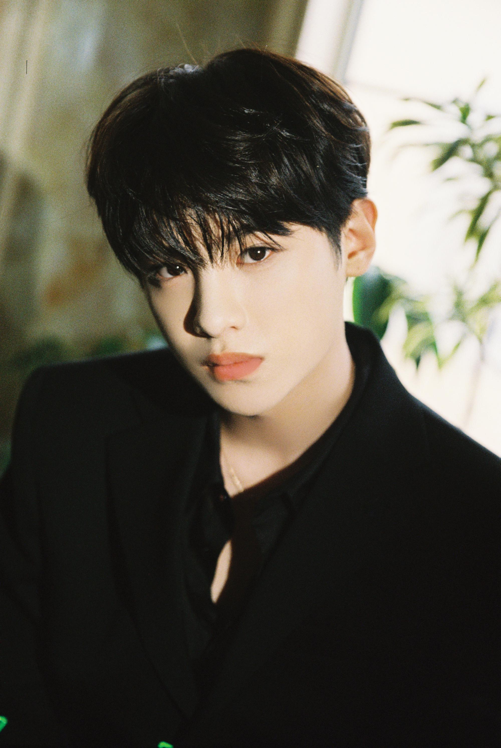 黄明昊网络视听年度盛典造型图黑色西装又酷又拽氛围感十足