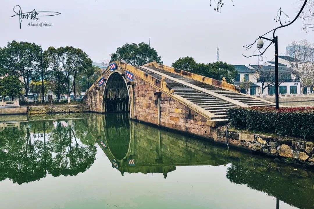 在上塘河边的皋亭村与石桥村之间,有一座"古朴自然"的石拱桥,虽然"貌